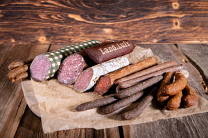 Großes Salami Rohwurst Feinschmecker Paket mit Pfefferbeißer, Haussalami, Fenchelsalami, Pfeffer-Rotweinsalami, Diavolosalami, Land.Luft Stangerl, Rinderzipfel und LEberfinger Handwürste in bester Bioqualität direkt vom Erzeuger