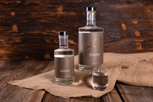 Land.Luft Aprikosenbrand in formschöner Glasflasche