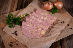 Bio Tiroler Käsewurst mit Bergkäse aufgeschnitten