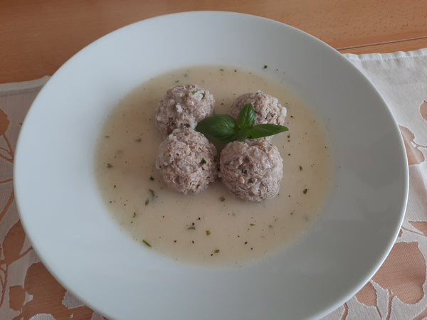 Hackbällchen mit Zitronen-Ei-Soße im Suppenteller.