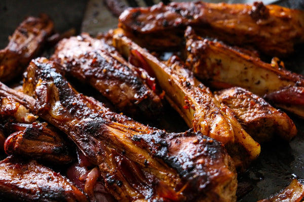Rezept für leckere Schweinerippchen mit Honig-Chili-Glasur