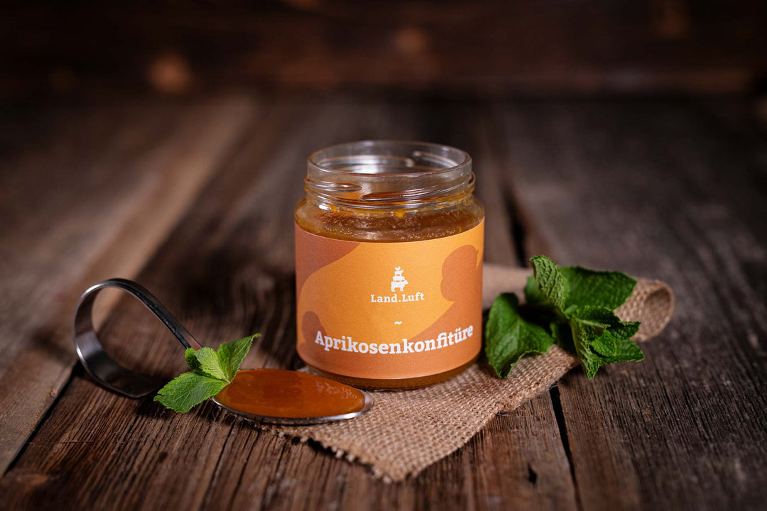 Das Bild zeigt Land.Luft cremige Aprikosenkonfitüre ohne Stückchen. Die fruchtige Bio-Konfitüre eignet sich perfekt für Brot, Brötchen, Gebäck oder als Topping für Desserts und Frühstücksgerichte