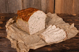 Auf dem Bild ist Bärlauch Leberkäse zu sehen. Saftig, aromatisch und verfeinert mit feinem Bärlauch. Ideal für Brotzeit, warme Gerichte oder als herzhafter Snack.