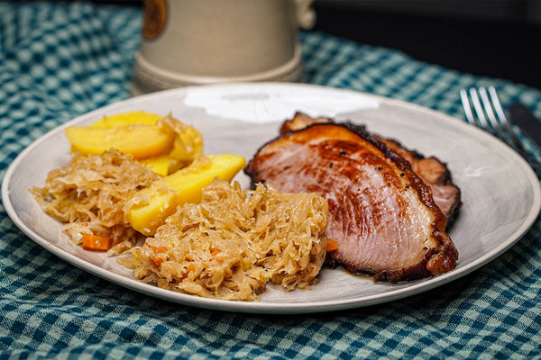 Bauerngeräucherter Schlegel mit Kartoffeln und Sauerkraut