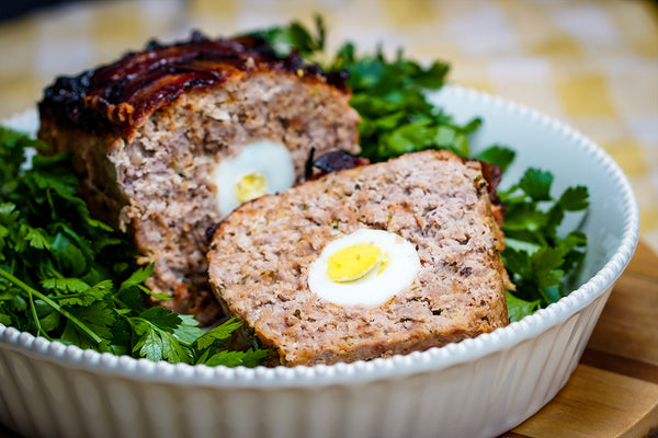 Falscher Hase mit Ei und Bacon-Ahorn-Glasur