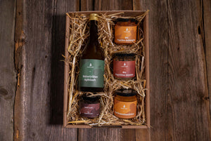 Vegetarische Köstlichkeiten Geschenkbox mit Apfelsaft, Aprikosnekonfitüre, Gegrilltes Gemüse, Paprika-Aubergine Aufstrich und Zwiebelconfit verpackt im Geschenkkarton