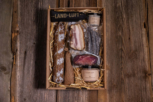 Leberfinger Wurstspezialitäten - Fenchelsalami, Edelsalami, Rohgeräucherter Schlegel, Lardocreme, Haussalami, Coppa und Rinderzipfel verpackt im Geschenkkarton