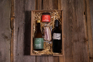 Geschenkbox Feine Köstlichkeiten - Traubensaft, Apfelsaft,Rohgeräucherter Schlegel, Erdbeerkonfitüre Bio - verpackt in Geschenkkarton