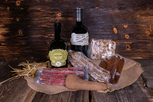 Premium Geschenkkorb mit Rotwein, Weißwein, Lardo, Knochenschinken, Fenchelsalami, Leberfinger Handwürste und  Pfefferbeißer