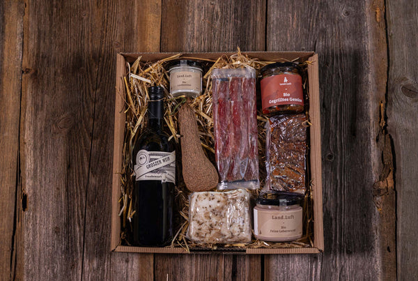 Delikatessen Geschenkkorb Traubensaft, Feine Leberwurst, Gegrillte Gemüse, Fenchelsalami, Leberfinger Schinken, Lardo, Lardocreme, Knochenschinken gepackt