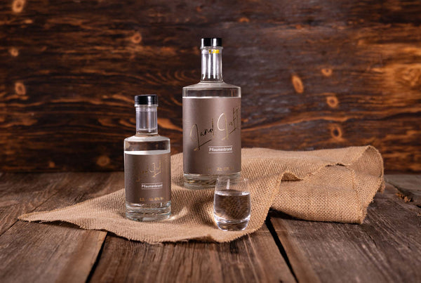 Land.Luft Pflaumenbrand in formschöner Glasflasche