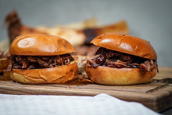 Pulled Beef Hammer Burger mit BBQ-Sauce