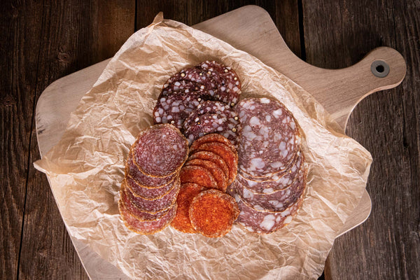 Salamiaufschnitt bestehend aus Rotweinsalami, Weißweinsalami, Fenchelsalami und Salami ungarischer Art zu je 50g aufgeschnitten - gesamt 200g