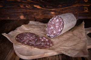 Edle Bio Weißweinsalami mit grober Speckeinlage, verfeinert mit Bio Weßwein - für maximalen Gecshmack.