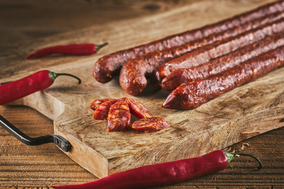 Auf dem Bild ist die Land.Luft Chilipeitsche Bio Salami zu sehen – aromatisch, würzig und ideal für Brotzeit, Wurstplatten oder als herzhafter Snack. Jetzt bequem online kaufen und bestellen.