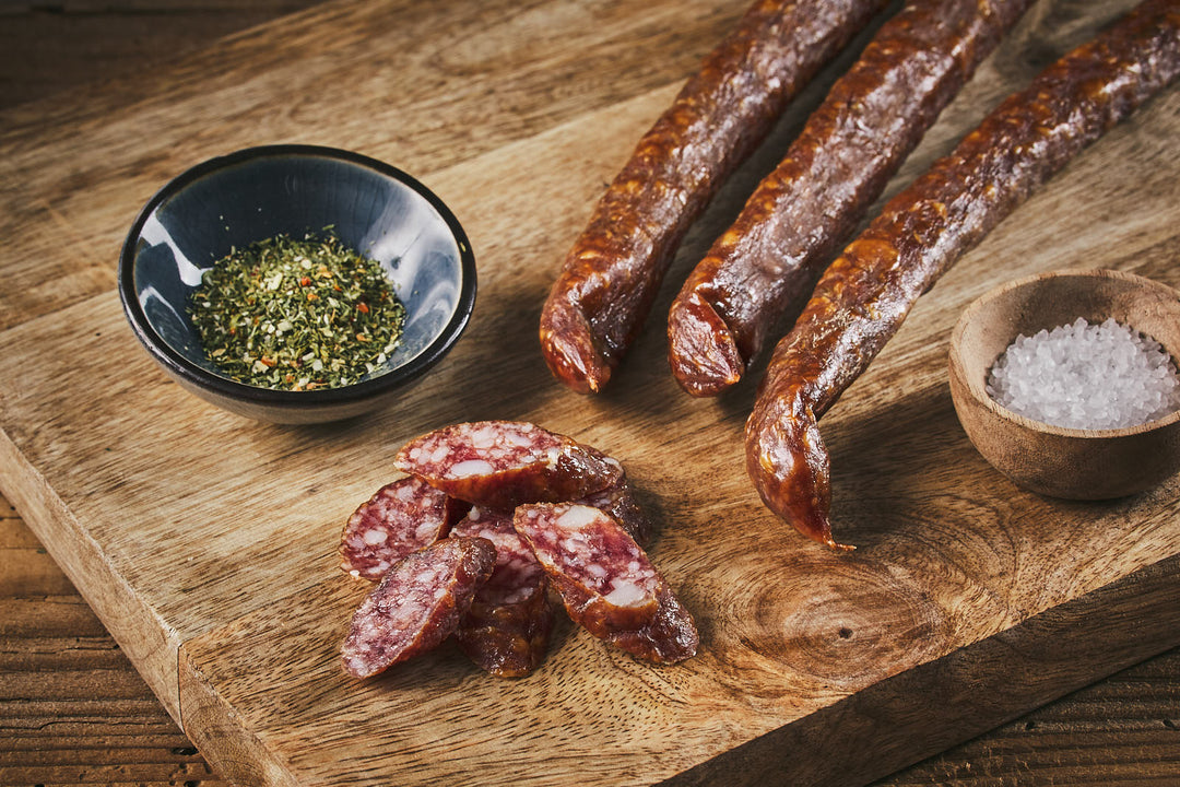 Auf dem Bild ist Land.Luft Fenchelstangerl Bio Salami zu sehen – aromatisch, fein gewürzt und ideal als Snack oder für Brotzeit.