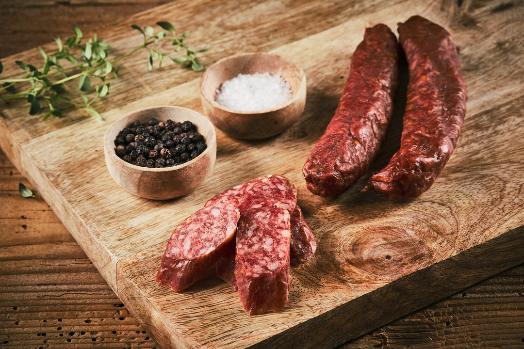 Auf dem Bild sind Bio Leberfinger Handwürste zu sehen – aromatisch, würzig und ideal als Snack, für Brotzeit oder Wurstplatten. 